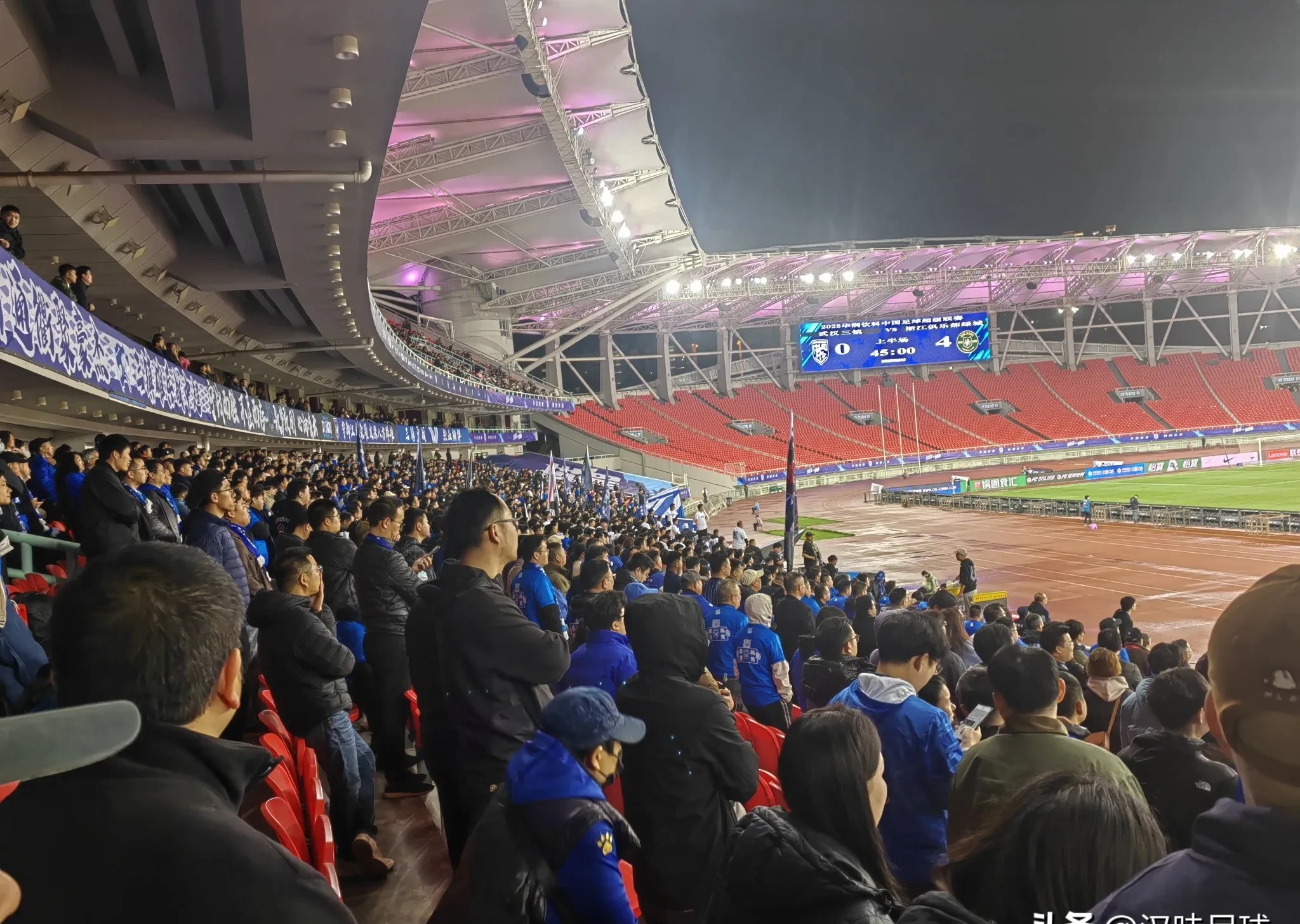 关于赛场现场气氛火爆,观众热情高涨的信息 关于赛场现场气氛火爆,观众热情高涨的信息